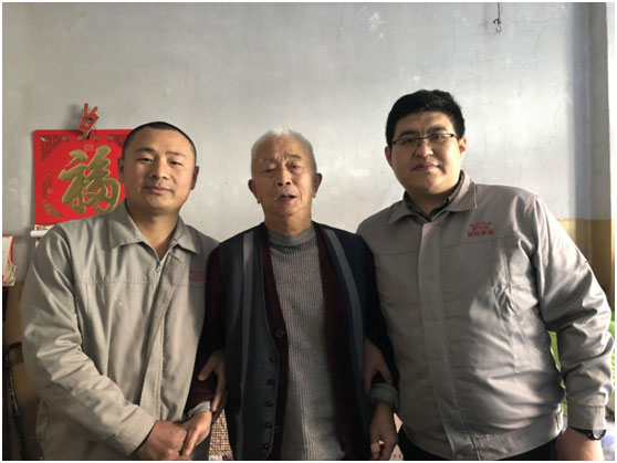 扶起老人背回家，為這樣的澳柯瑪人點(diǎn)贊
